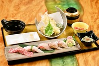 ご来店当日のネット予約のご注文も承ります。ご来店の一時間くらい前までにご希望数を連絡くださいます様お願い申し上げます。
地魚4貫と地域の名産相州牛の握り1貫に加え、天ぷら、小鉢2点にご飯と汁物が付きます。