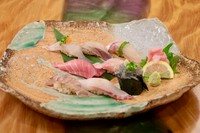 相模湾で水揚げされたおすすめの魚を中心に握った鮨セット。赤酢とは違う当店独自のフレンドのシャリ酢を使った黄金のシャリと共にお楽しみください。