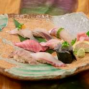 相模湾で水揚げされたおすすめの魚を中心に握った鮨セット。赤酢とは違う当店独自のフレンドのシャリ酢を使った黄金のシャリと共にお楽しみください。