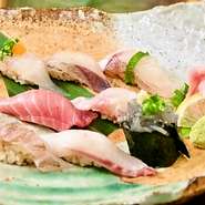 相模湾で水揚げされたおすすめの魚を中心に握った鮨セット。赤酢とは違う当店独自のフレンドのシャリ酢を使った黄金のシャリと共にお楽しみください。