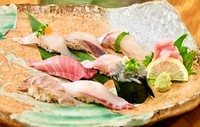 相模湾で水揚げされたおすすめの魚を中心に握った鮨セット。赤酢とは違う当店独自のフレンドのシャリ酢を使った黄金のシャリと共にお楽しみください。