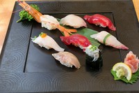 赤身２貫・地魚４種・生しらす・エビなど職人か厳選したネタを赤酢とは違う当店独自のブレンドのシャリ酢を使った黄金のシャリと共にお楽しみください。
