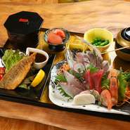 地魚が中心の刺身とかまぼこ・本日の地魚のフライの定食です。
