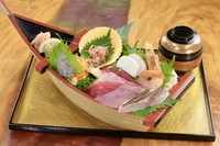 その日の獲れた地魚・生しらす・かまぼこなどの小田原の名産品・大名気分を味わえる豪華な海鮮丼