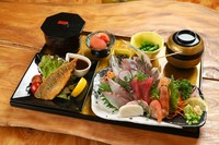 地魚が中心の刺身とかまぼこ・本日の地魚のフライの定食です。
