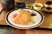小田原産アジのフライ・本日の小鉢２種・味噌汁・漬物・ごはんが付きます。
ランチにもおすすめです。
単品でもご用意できます。