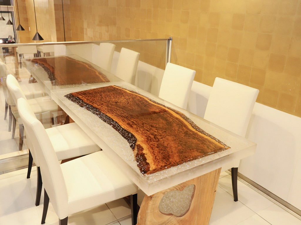 KANAI WOODS WORKS製作のテーブルが並んだモダンな作りの店内