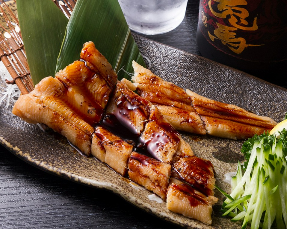 秘伝のタレで丁寧に煮付けた、柔らかくしっかりとした旨味の穴子