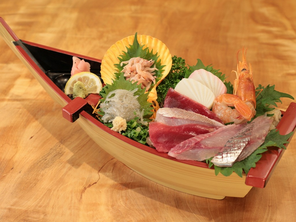 自家製のシャリと共にいただく相模湾で毎朝水揚げされる旬の地魚