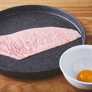 サーロインの大判をサッと炙り、卵黄と絡めて召し上がっていただきます。桑原焼き専用のタレと絡んだお肉と卵黄は、噛まなくて良いくらい柔らかく「至福」の一言です。