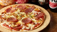 スパイシーなペパロニサラミと、ピリッと辛いチョリソーが相性抜群にマッチング！ちょっぴり刺激的な、大人のピッツァ！
ハーフ……550円（税込）