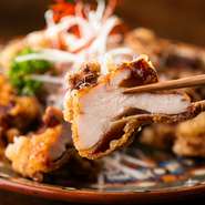 特製のタレに長時間漬け込んだ鶏もも肉を高温の油でしっとり揚げた大きめの唐揚げ。ファンの多い逸品です。
ハーフ…550円（税込）
