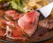 2種の油とバターで焼き上げた自家製ローストビーフ。数量限定！