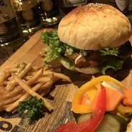 ハンバーガーにとろ～りチーズをイン！