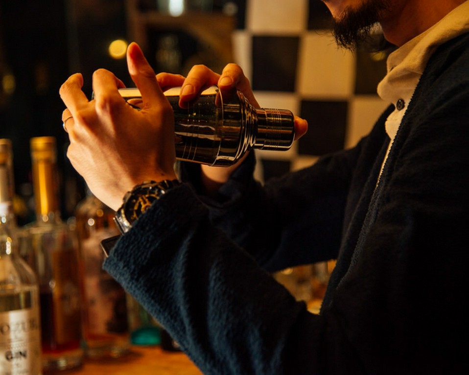 バーテンダーの本格カクテル