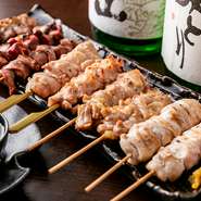 職人が一本一本丁寧に串を打ち、備長炭で焼きあげる大山鶏の串焼きは、大山鶏のジューシーさを存分に堪能できること間違えなし。
