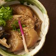 大山鶏の手羽先と大根をじっくり長時間しっかりと煮込み、鶏肉の旨味と大根の旨味をうまく引き出した至福の逸品。