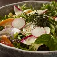 地元平塚で獲れた野菜等を存分に堪能できる逸品。地元で獲れたての新鮮な野菜をこれでもかと盛りつけてあり、相性よいドレッシングで掛け合わせたサラダです。