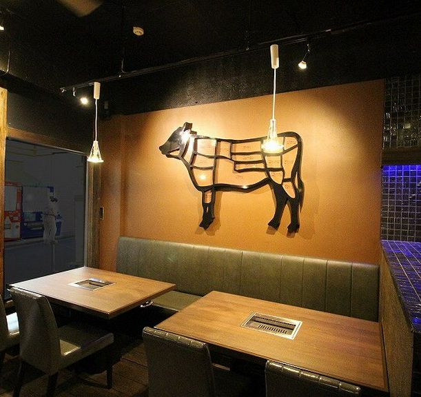 壁には大きな牛が