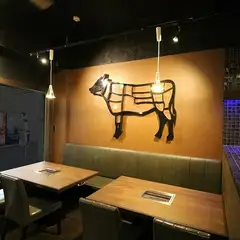 壁には大きな牛が
