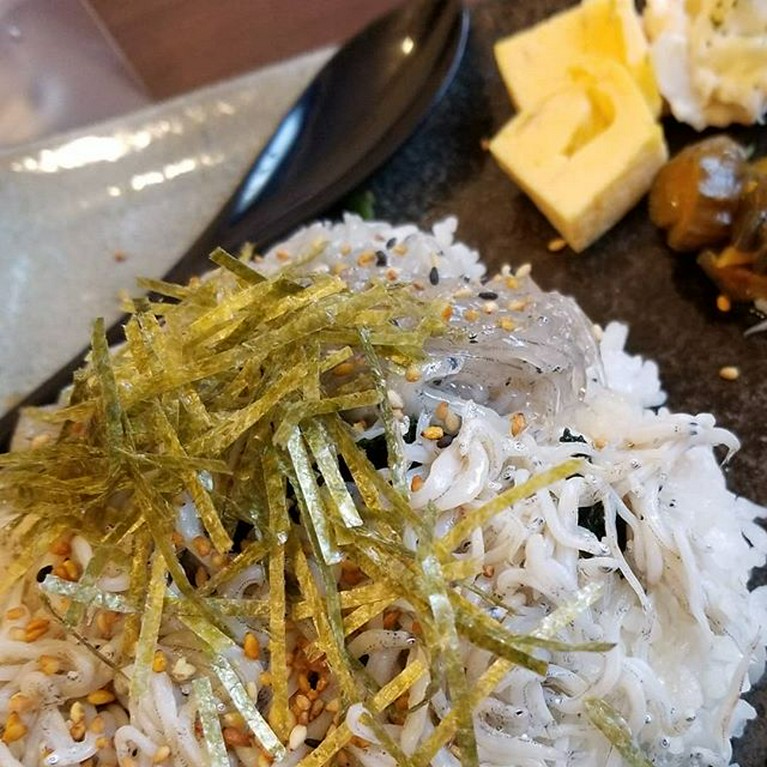 釜揚げしらすと生しらすの2色丼