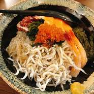 鎌倉の海の幸をたっぷり使った見た目も鮮やかな海鮮丼。