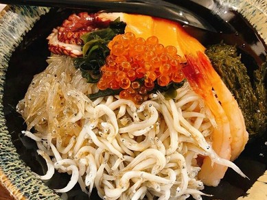 鎌倉素材を使った彩り海鮮丼