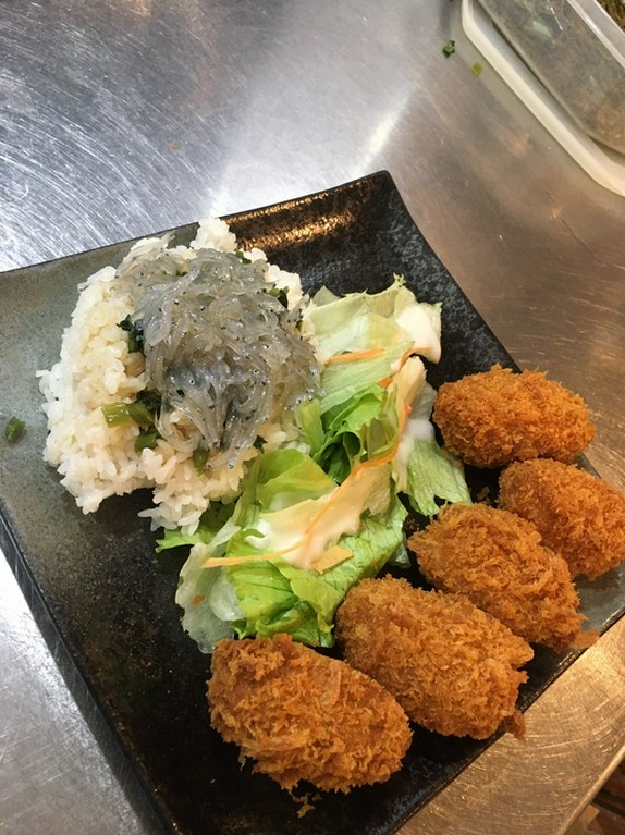 ジューシーな大粒カキフライ