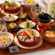 お野菜とお肉をたっぷりと頂ける一品です！コク旨トマトソースとソフトなモッツァレラチーズの融合が更にダブルキャストを盛り上げます！

