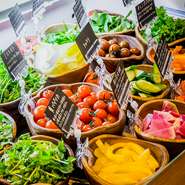 お野菜には食物繊維が多く、食事の前に食べると油の吸収を抑え、血糖値の上昇をゆるやかにし、食べても太りにくくしてくれる効果がございます。

