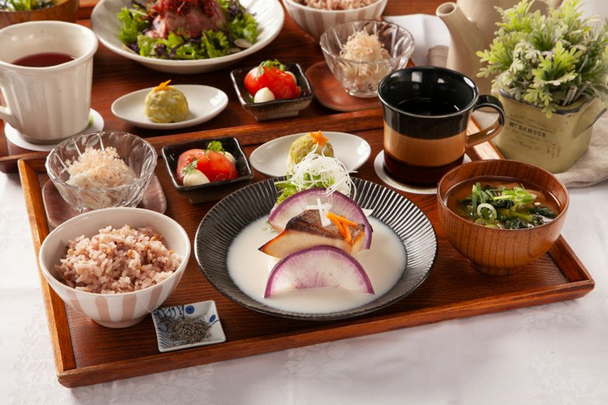 おすすめお魚料理が付いた『本日のお魚料理定食』