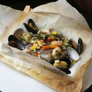 魚介の紙包み焼き“カルトッチョ”