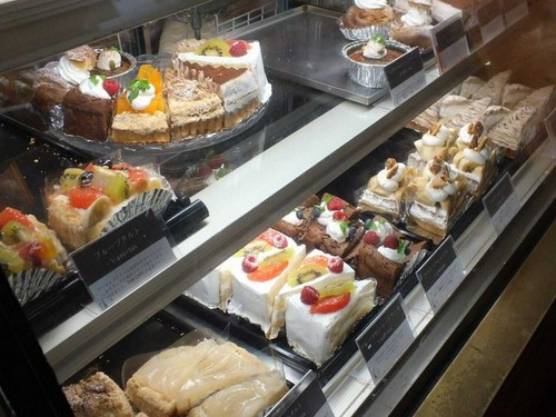 お持ち帰り用にケーキもぜひ