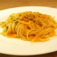 まろやかで濃厚なうにと、トマトクリームが相性抜群の一品。ノーマルサイズとグランデサイズの2種類ご用意しております。