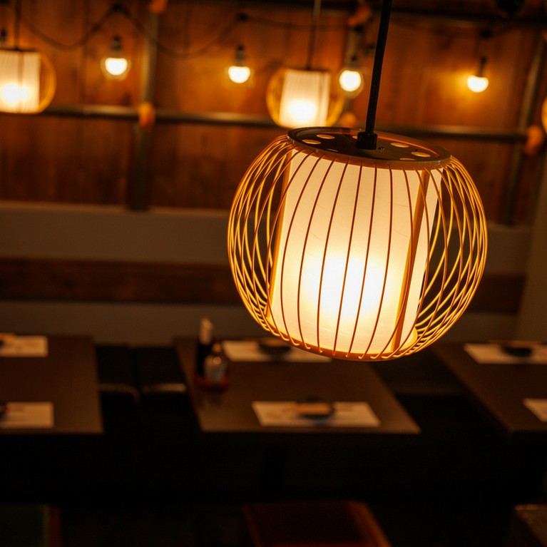 暖色の間接照明が包む、ほっと一息つける店内・個室