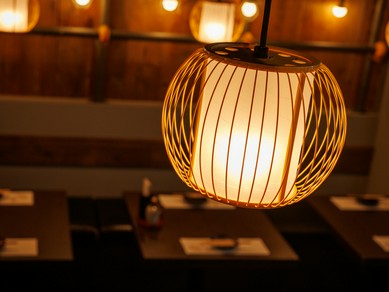 暖色の間接照明が包む、ほっと一息つける店内・個室
