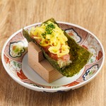 本マグロのねぎとろと沢庵の相性が抜群！海苔でくるっと巻いてお召し上がりください。