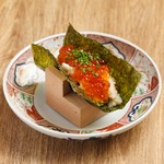 ひと巻きに旨味を凝縮した、ズワイガニと特製いくらの贅沢な手巻き。