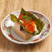 ひと巻きに旨味を凝縮した、ズワイガニと特製いくらの贅沢な手巻き。