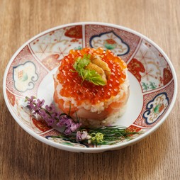 海鮮ユッケとウニいくらのミルフィーユ