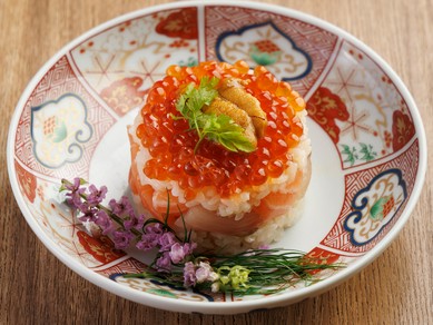 海鮮ユッケとウニいくらのミルフィーユ