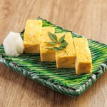 ご家庭で作るのとはひと味違う、特製出汁がしっかり効いた割烹風だし巻き。