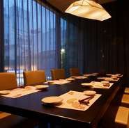 当店は、コロナ騒動初期より徹底した配席や消毒作業を徹底しており安心・安全でご利用いただける環境を整えております。お席も2〜4名の少人数から10名程度の中人数でもご対応できます。