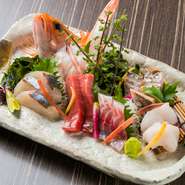 鮮度抜群の高級魚を惜しみなく盛り合わせた珠玉のお造り。地魚もたっぷり入って満足度はうなぎ登り！！