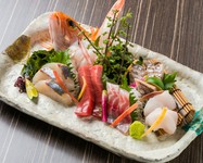 鮮度抜群の高級魚を惜しみなく盛り合わせた珠玉のお造り。地魚もたっぷり入って満足度はうなぎ登り!!