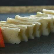 小田原の老舗店（山上蒲鉾店）と当店のオリジナル商品。水分量などの微妙な調整により蒲鉾が刺身のを彷彿とさせる食感に。お持ち帰りも多く求められる“とりあえず”頼む逸品。