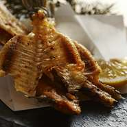 お客様に満足いただくため、常時20種類程度の魚種をご用意しておりますが、その捌いた魚の骨をカリッと揚げて肴にしました。お酒が止まりません。