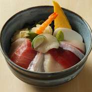 RYOのスタンダード海鮮丼。魚種・ボリューム感ともに満足度NO1.