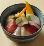 RYOのスタンダード海鮮丼。魚種・ボリューム感ともに満足度NO1.