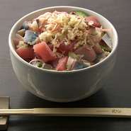 創業から人気のバラチラシ丼！数十種の魚介類をブツ切りにして山葵醤油で混ぜ合わせた海鮮丼。売切必至の為、お早めにご来店ください。予約不可商品。